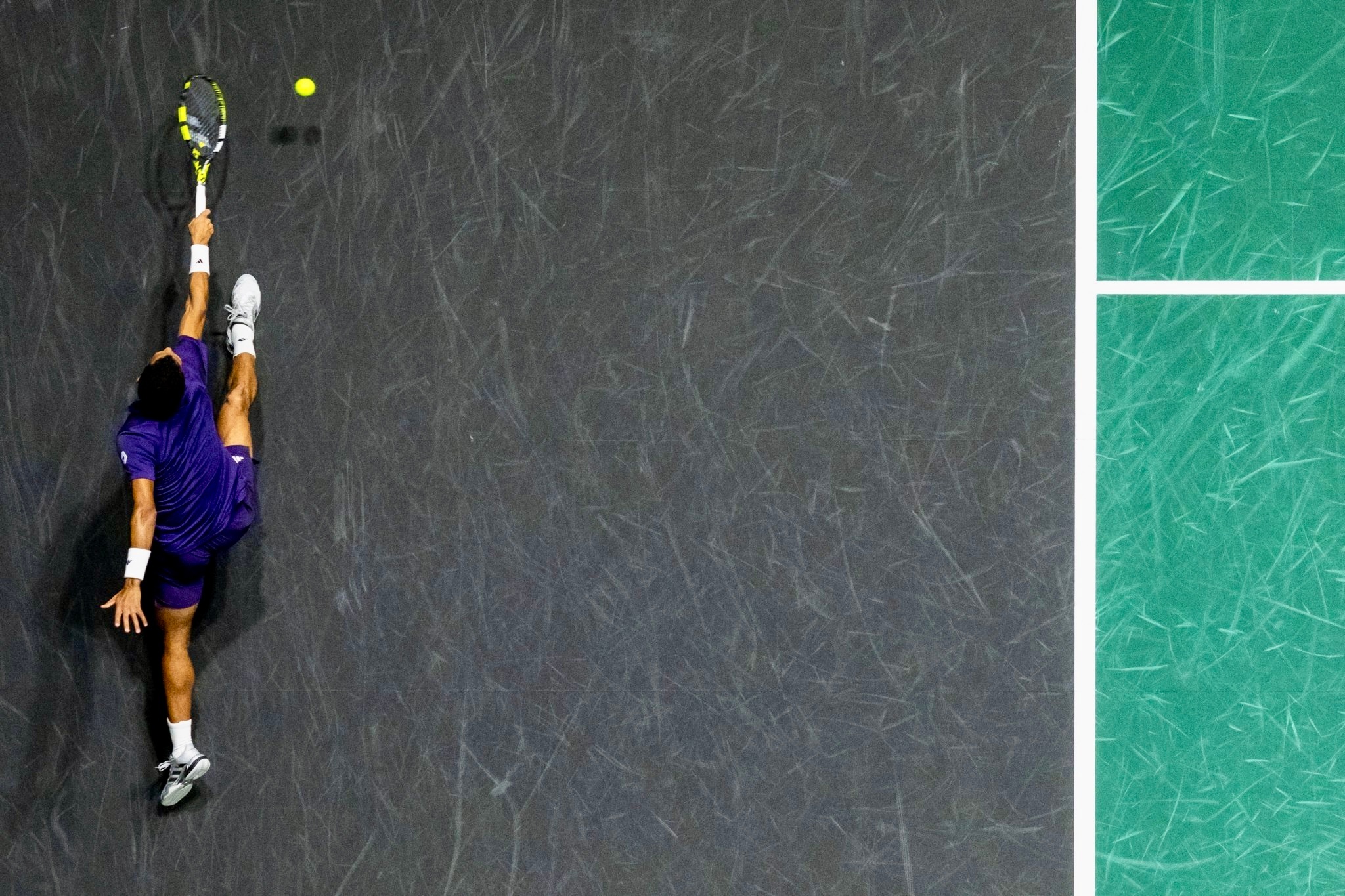 难得美图。这是巴黎大师赛半决赛中，阿里亚西姆在底线救球时的精彩表现，俯拍视角虽然