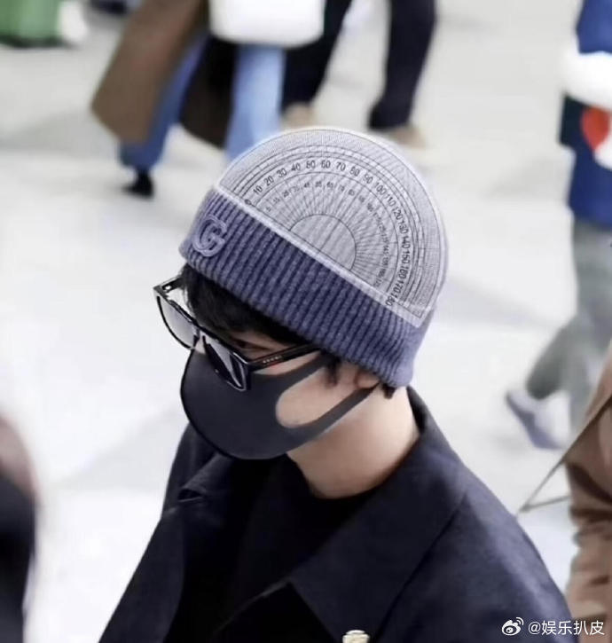 肖战的头好标准的半圆肖战的头肖战的头好标准的半圆。这么完美的脑袋