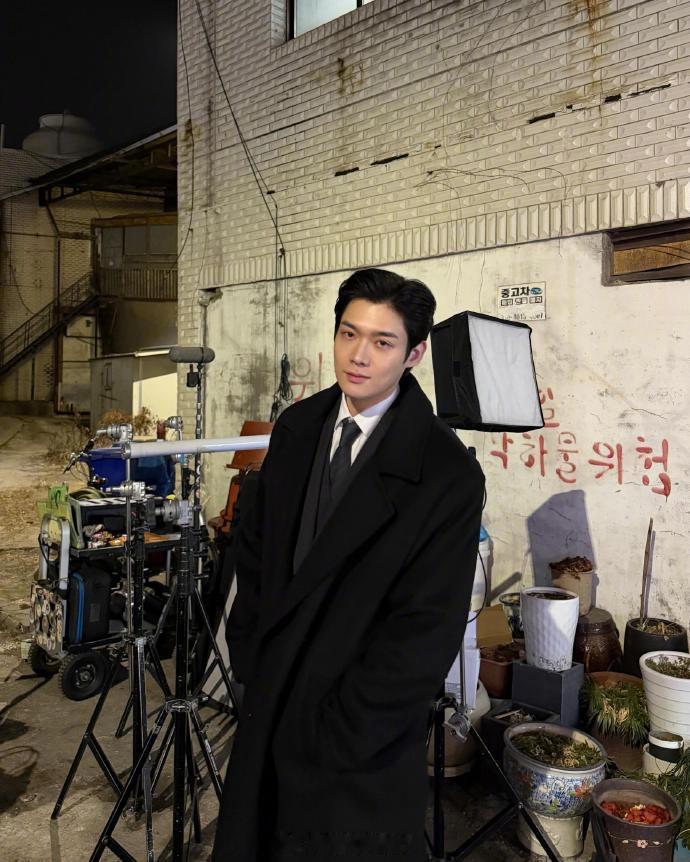 尹道健颜值尹道健这张脸真的完全长在审美点上，187 优越身高搭配利落骨相，冷感禁
