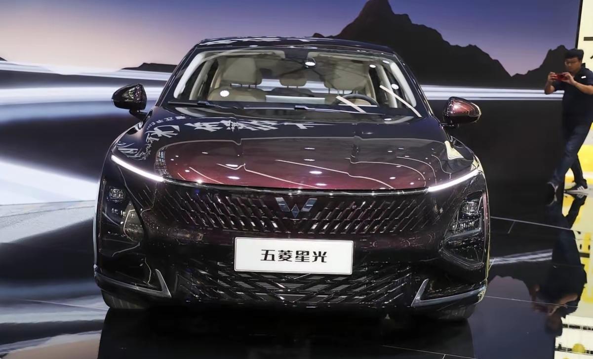 我发现个挺逗的事儿。
工信部那边刚传出点风声，说燃油车未来还会在，跟新能源“齐头