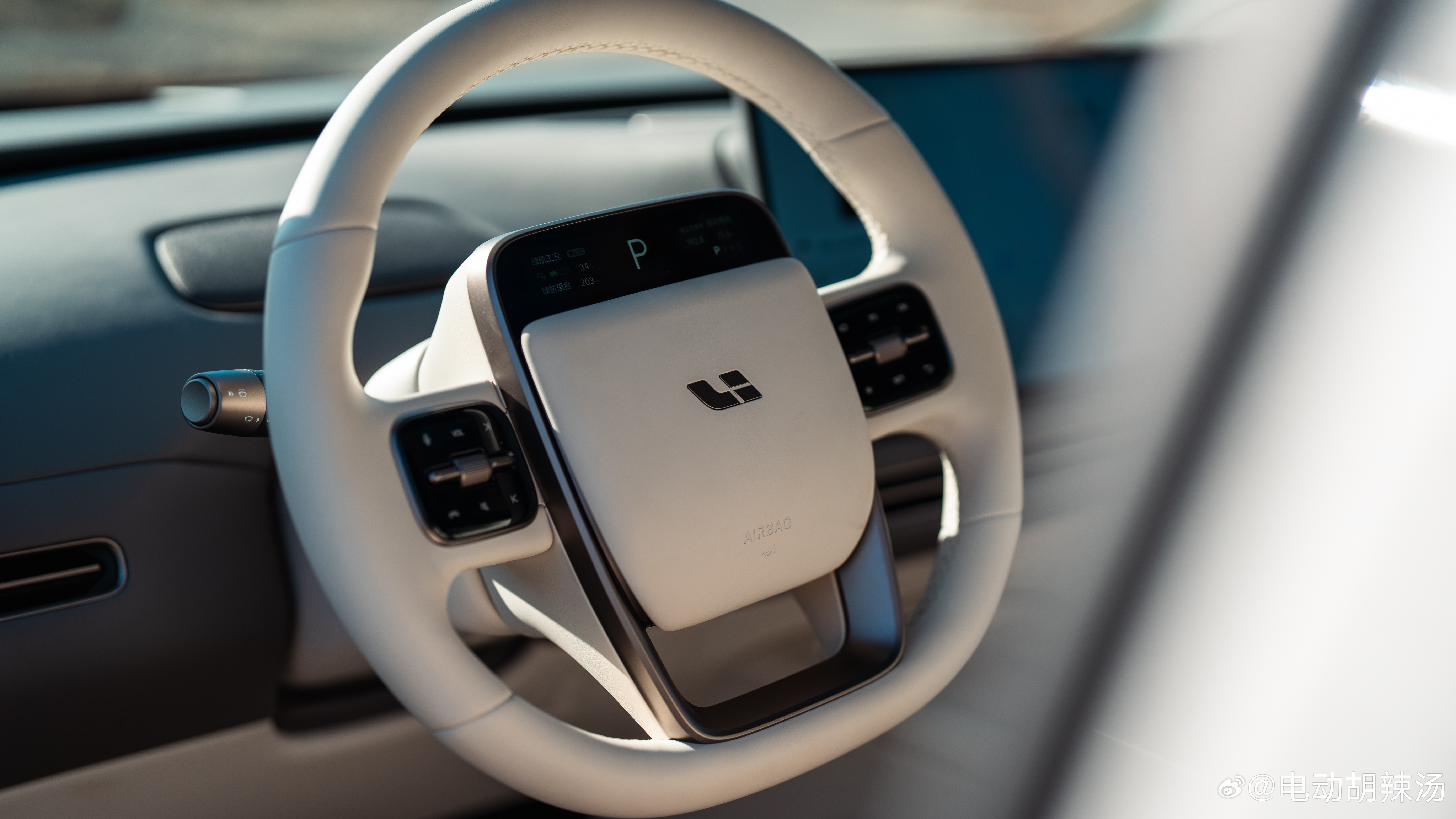 电脑里拔出来几张去年12月份拍的理想i6的照片，冬日的阳光和理想的白内饰真的很搭