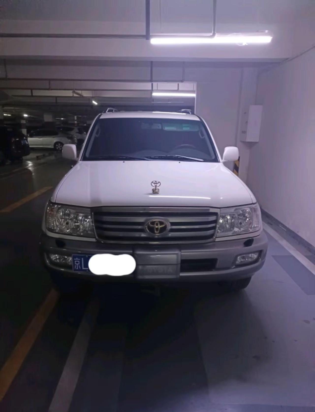 北京车牌丰田白色SUV汽车。京L车牌丰田兰德酷路泽白色中大型SUV车型，型号是丰