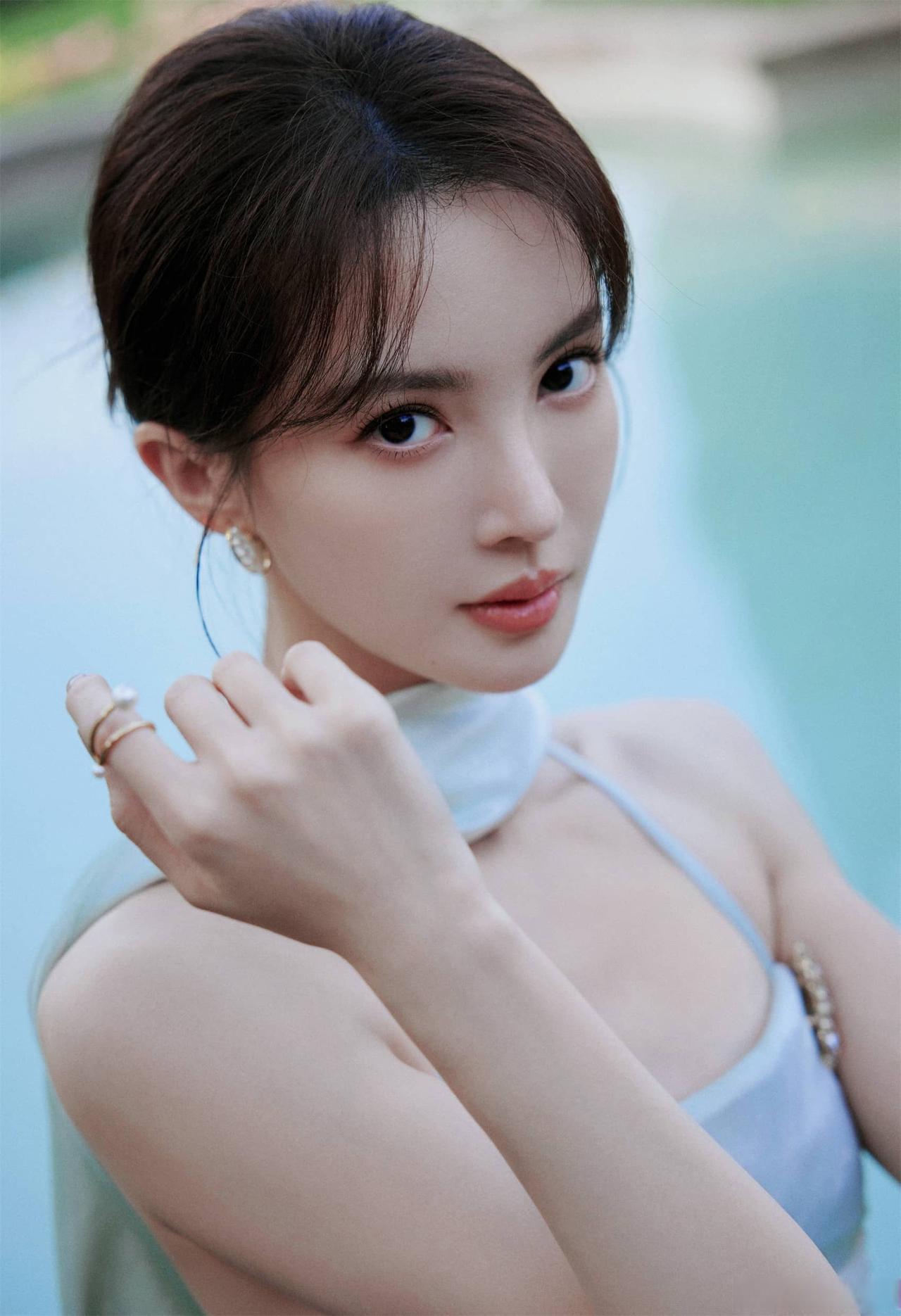 金晨的歪嘴终于让大家忍不住了。早在23年时，就有观众提醒金晨进《凡人修仙传》之前