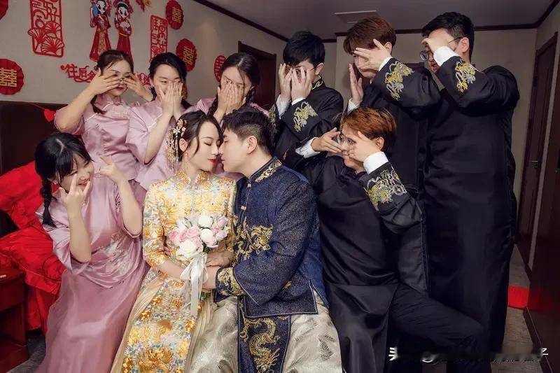 张自轩伴郎团为新娘“盖头纱” 张自轩婚礼上，伴郎团为新娘“盖头纱”这一幕太温情了