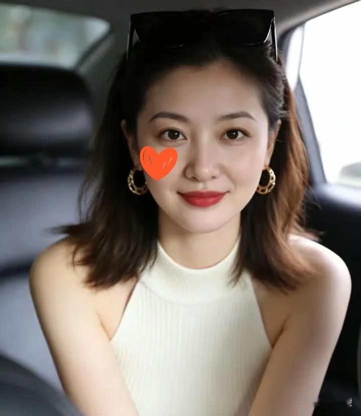 我朋友当初追她老公，没直接表白，反倒给他介绍起了对象。

前后介绍了15个，一个