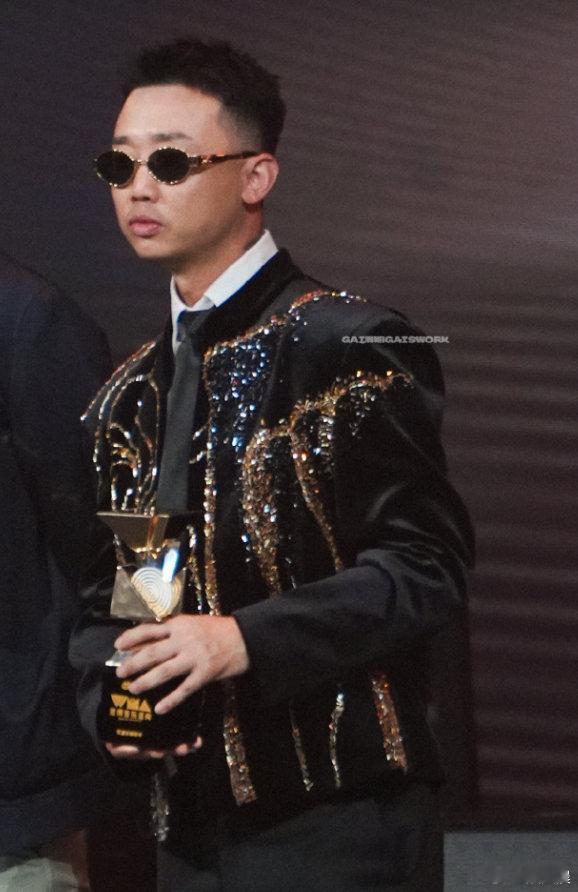 GAI被贴脸夸超绝侧颜 谁能拒绝 GAI 周延的超绝侧颜杀啊！棱角分明的下颌线利