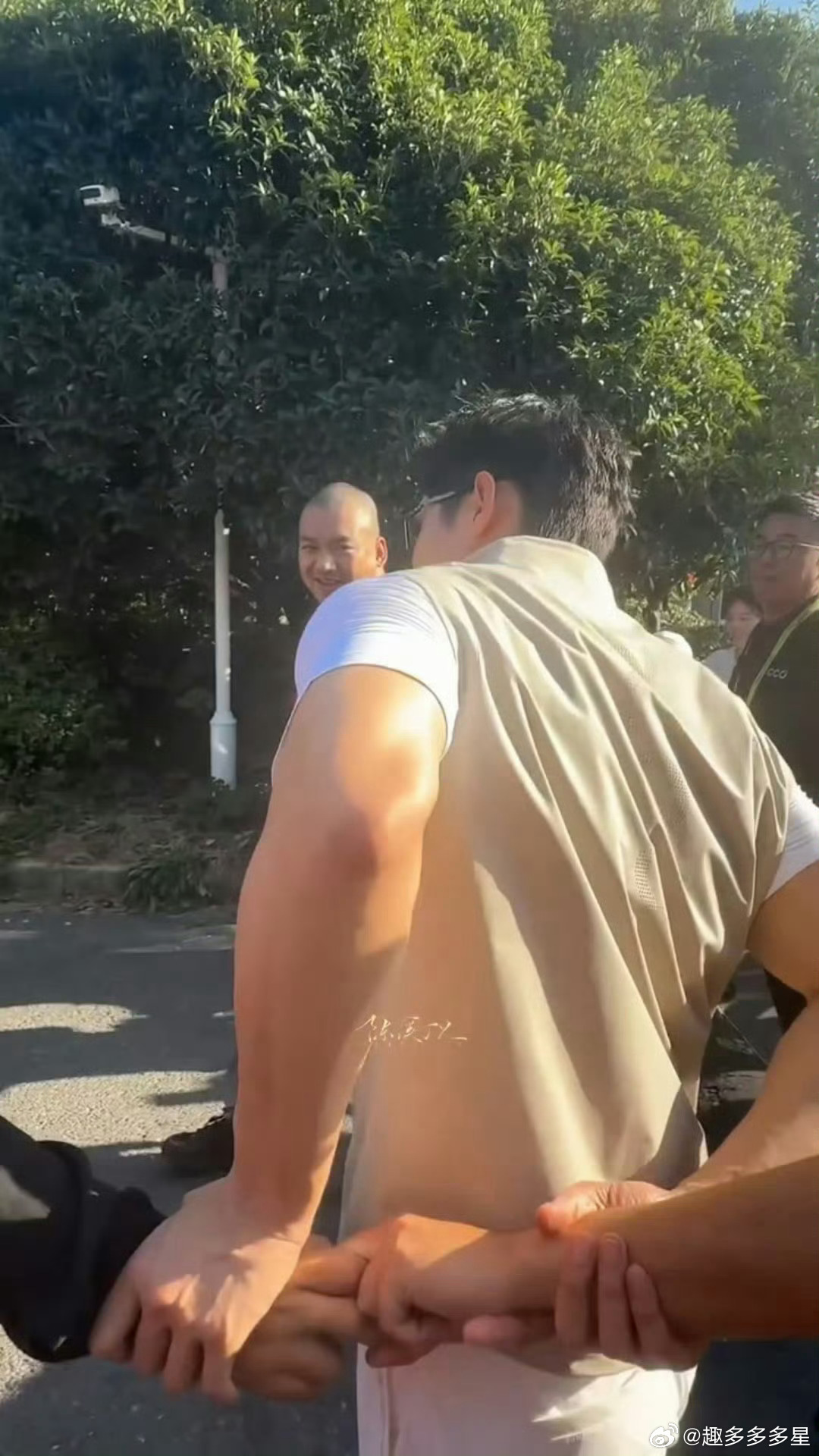 黄景瑜水灵灵地牵上了安保的手黄景瑜这就水灵灵的牵上了我们安保的手啊！！真的有点子