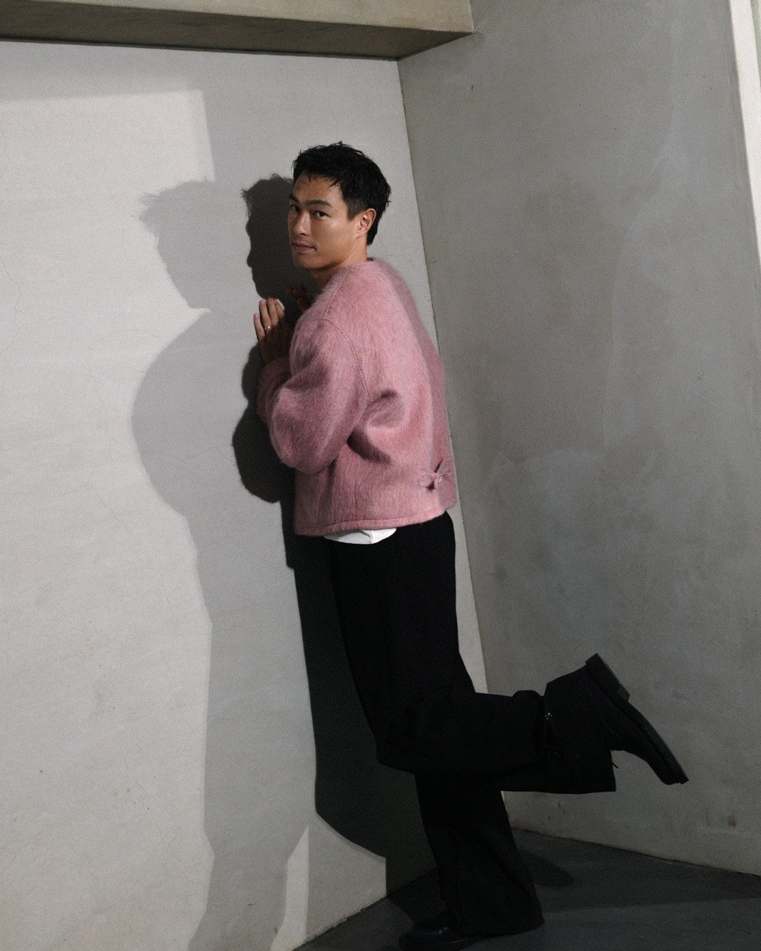 粉色外套亮相超吸睛！《监所男子囚生记》11.15开播，把监狱题材拍成欢乐喜剧，六