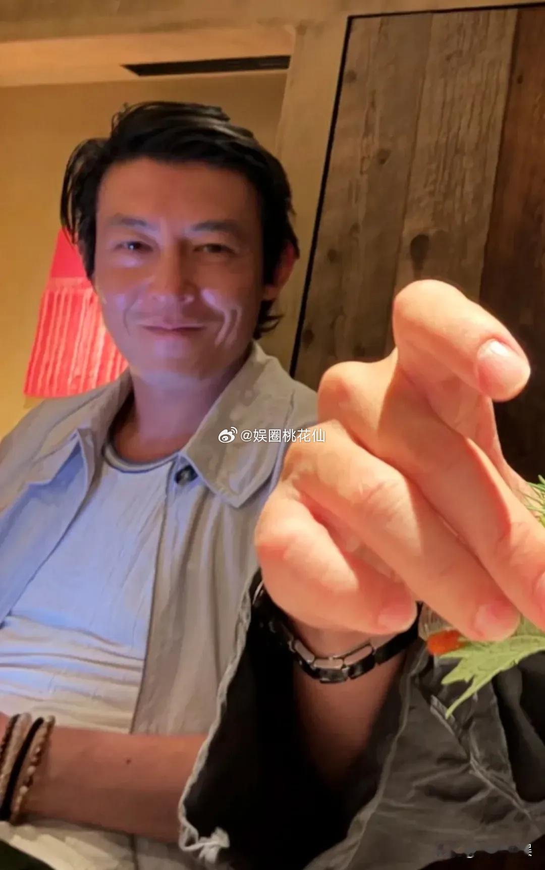 陈冠希现身香港，和好友聚会，去掉了八字胡的他，终于变成了他自己。至少整个人看起来