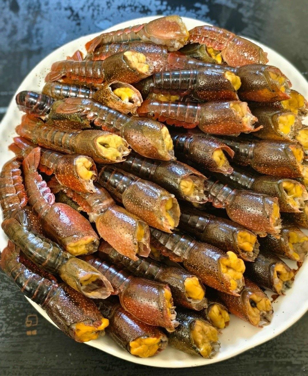 小龙虾能嘬虾头吗吃小龙虾不嘬虾头，总感觉少点味道。虽说都说不太健康，但也就偶尔吃