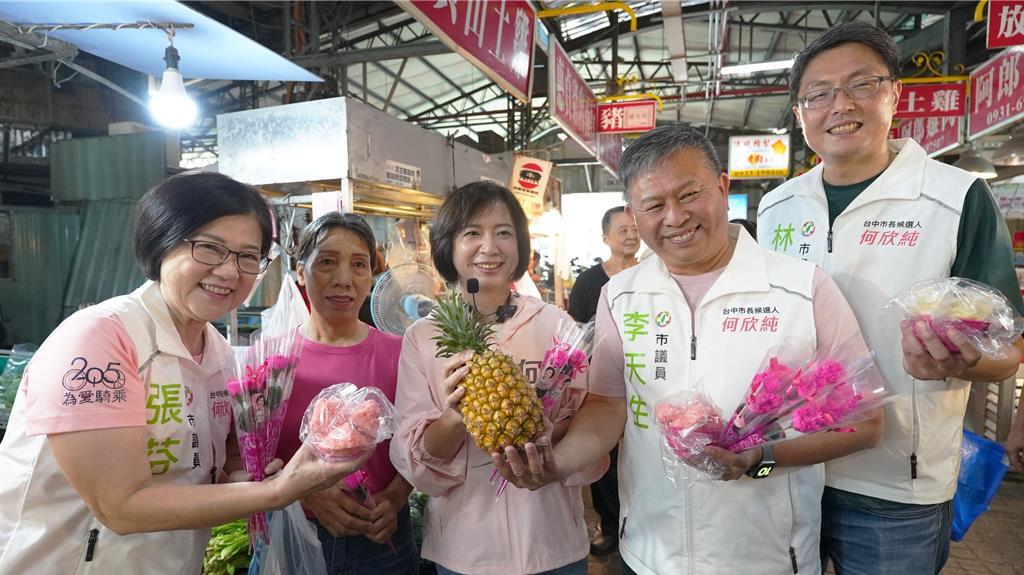 台中市长参选人何欣纯今日前往雾峰市场，向民众发送康乃馨致以节日祝福，并同时提出"