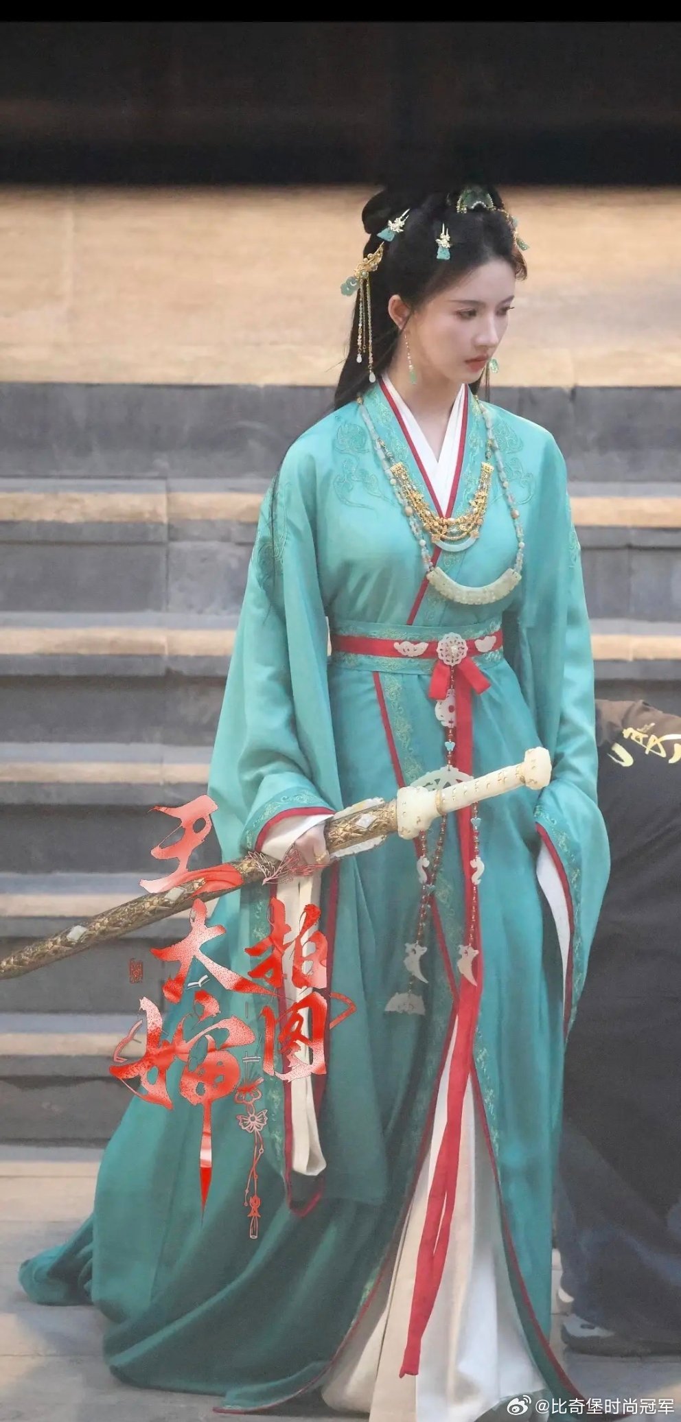 从上到下眼花缭乱饰品是不是太多了点，些宁这么好看思哲但凡上点心呢 