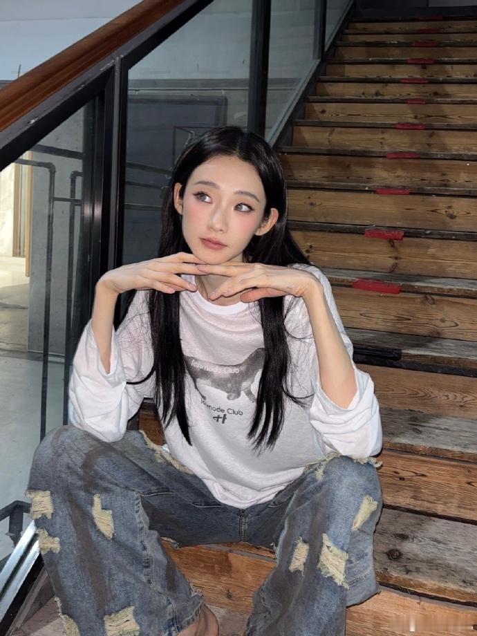 张艺凡漫不经心的时髦  张艺凡松弛感溢出屏幕 张艺凡走在楼梯上，白 T 的袖子被