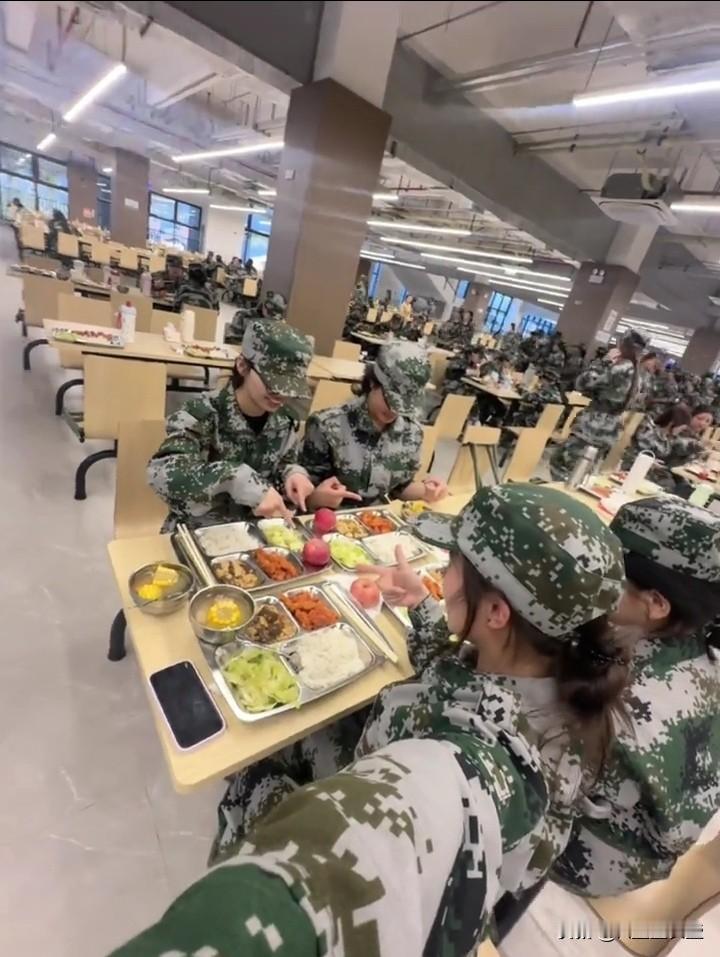 饭菜品种繁多，非常合口，非常有营养，学生们吃得不少，饭量挺不错的！