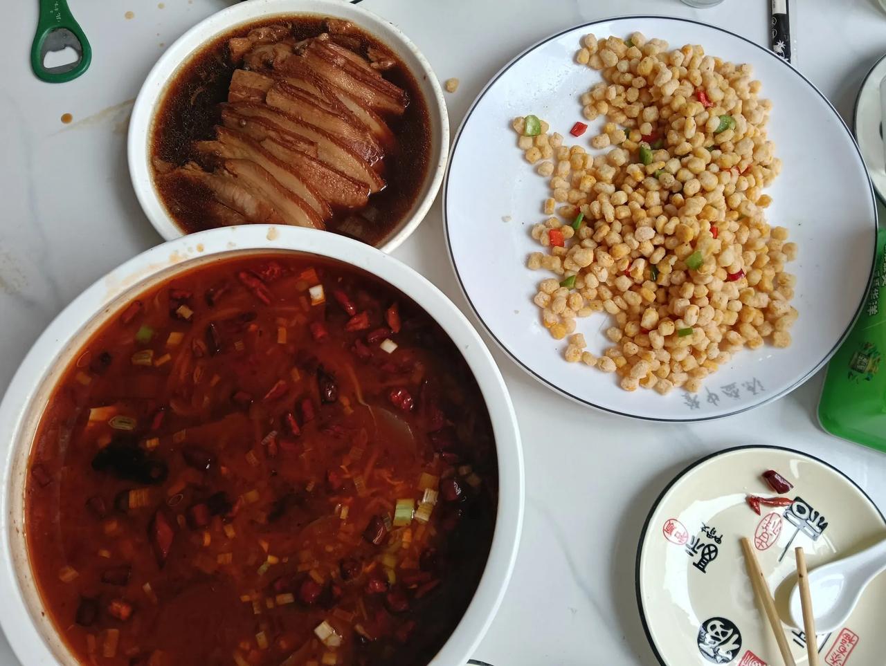 吃什么好呢？儿子点餐了，花椒肉。毛血旺，还有椒盐玉米。这几道菜都很家常。也是我的