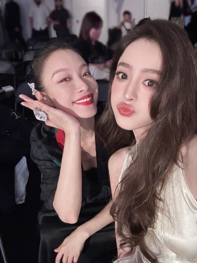 #娜扎晒和刘诗诗倪妮的合照##娜扎刘诗诗嘟嘴比耶#看到娜扎晒出的这张合照，不禁感