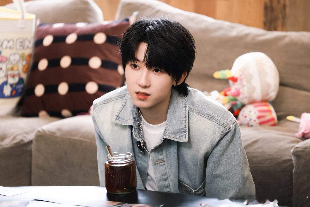 杨博文历经一个月公开的便利贴一张小小便利贴藏满少年独白，历经一月才和我们见面，兼