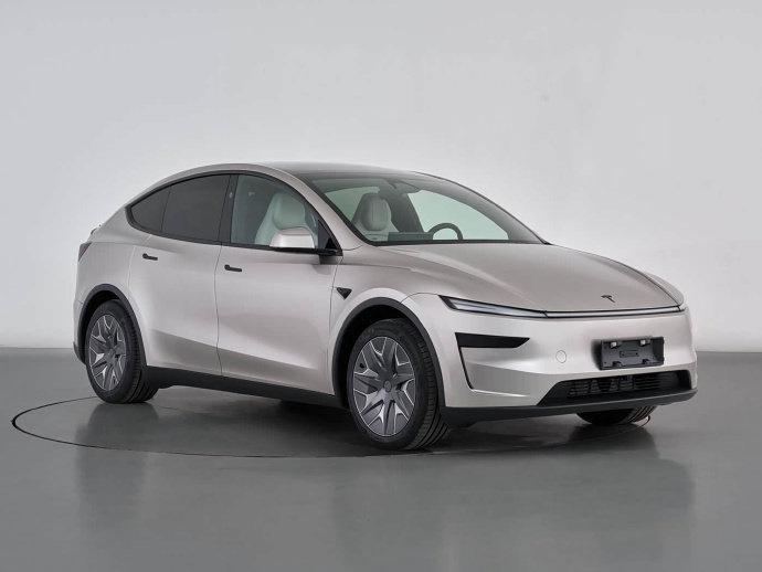 加长版Model Y L参数，82度电池，CLTC 751km，双电机四轮驱动，