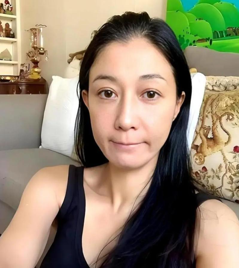 吴绮莉为什么这个时候出来撕成龙？

7月15号晚上，53岁的吴绮莉在抖音开了一场