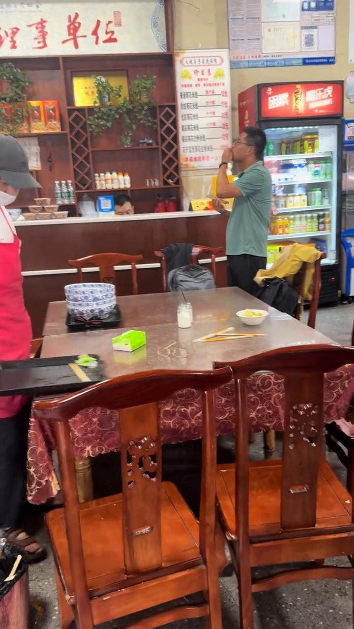 这是蒙自市知名的过桥米线店，很火。这个过程我录制一下。
先到吧台开票，开票开什么