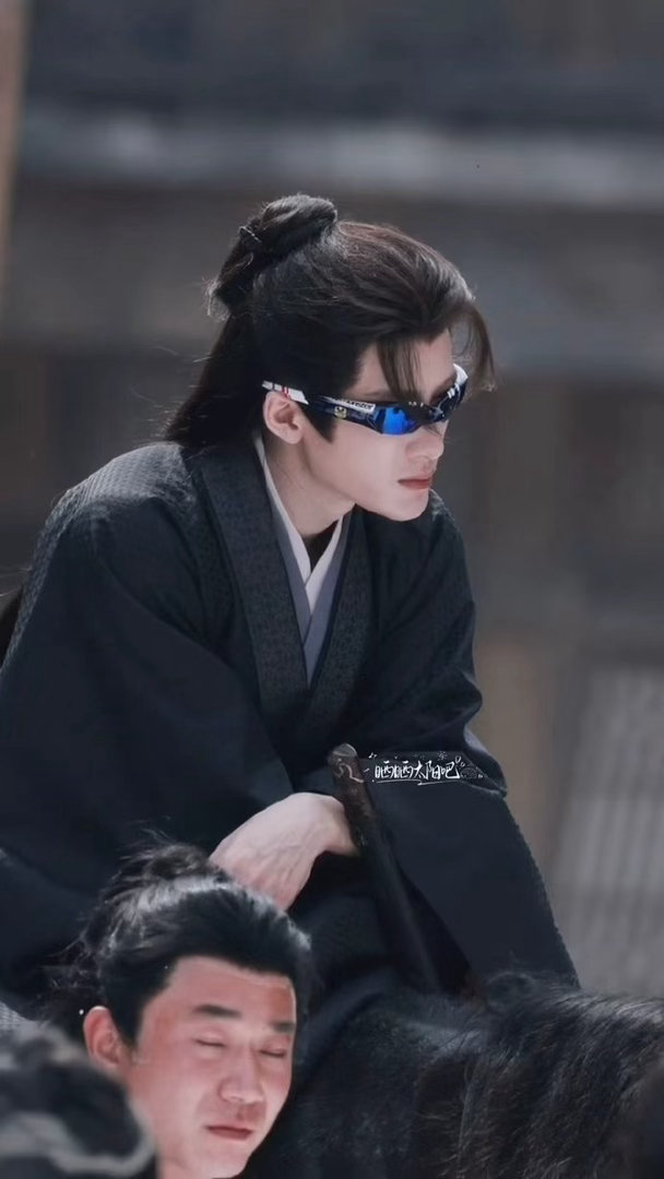 檀健次黑衣古装墨镜骑马路透檀健次时尚的谢却山 檀健次时尚的谢却山，檀健次黑衣古装