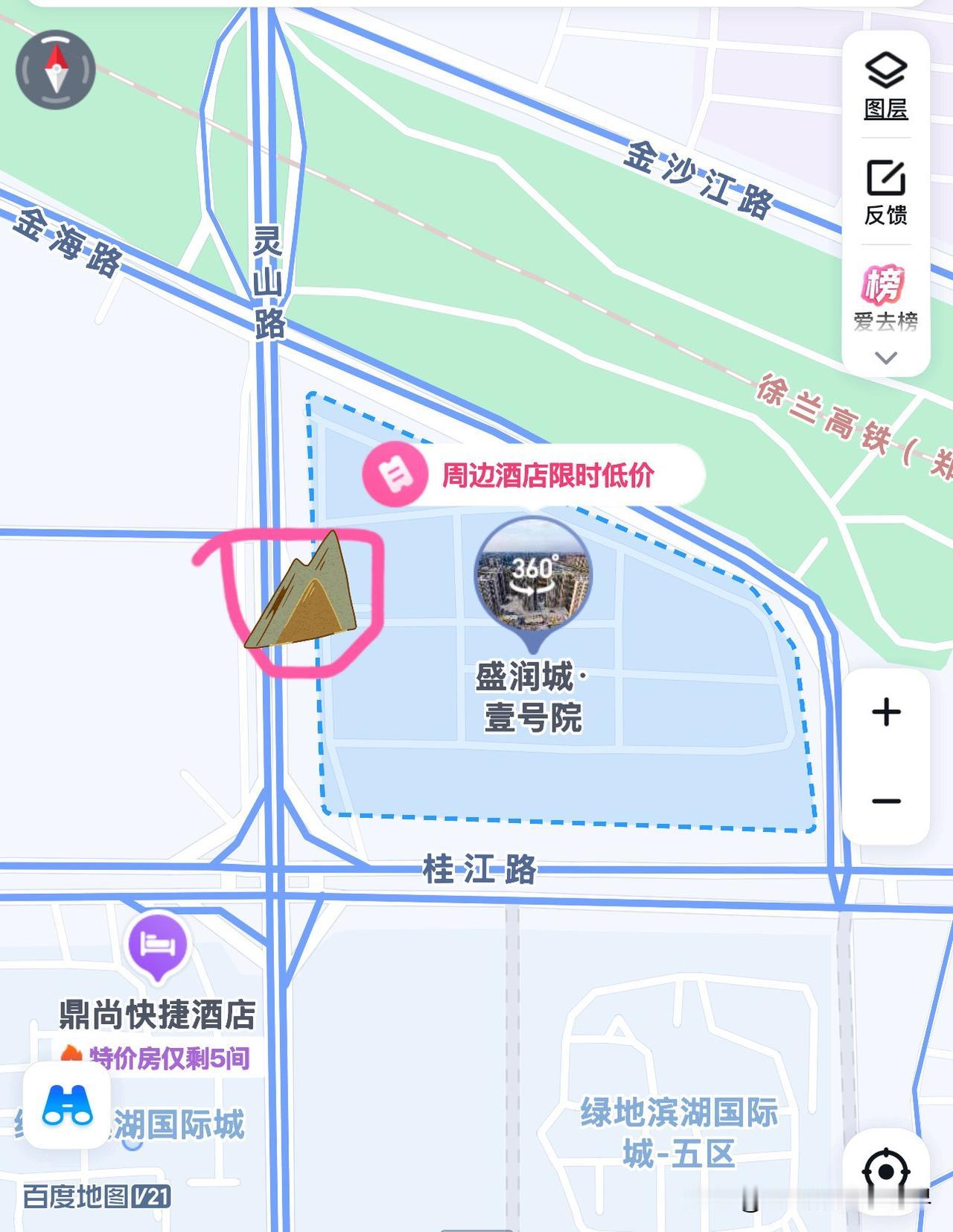 郑州二七区灵山路上有个大土堆，上面还有杂树，正好在红绿灯处，每次走到这里都担心被