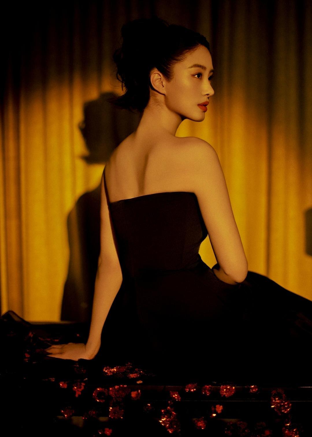 杨采钰黑裙造型太绝了，复古氛围感直接拉满✨

一袭黑色抹胸礼裙勾勒出曼妙曲线，高