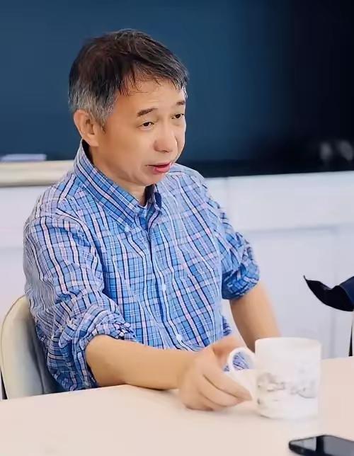 一位狠人说：“你如果能不相信任何人，不可怜任何人，不深交任何人，不与任何人诉苦，