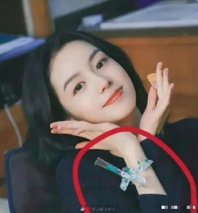 周也这手环…要被某某世家看到那还得了啊！！ ​​​