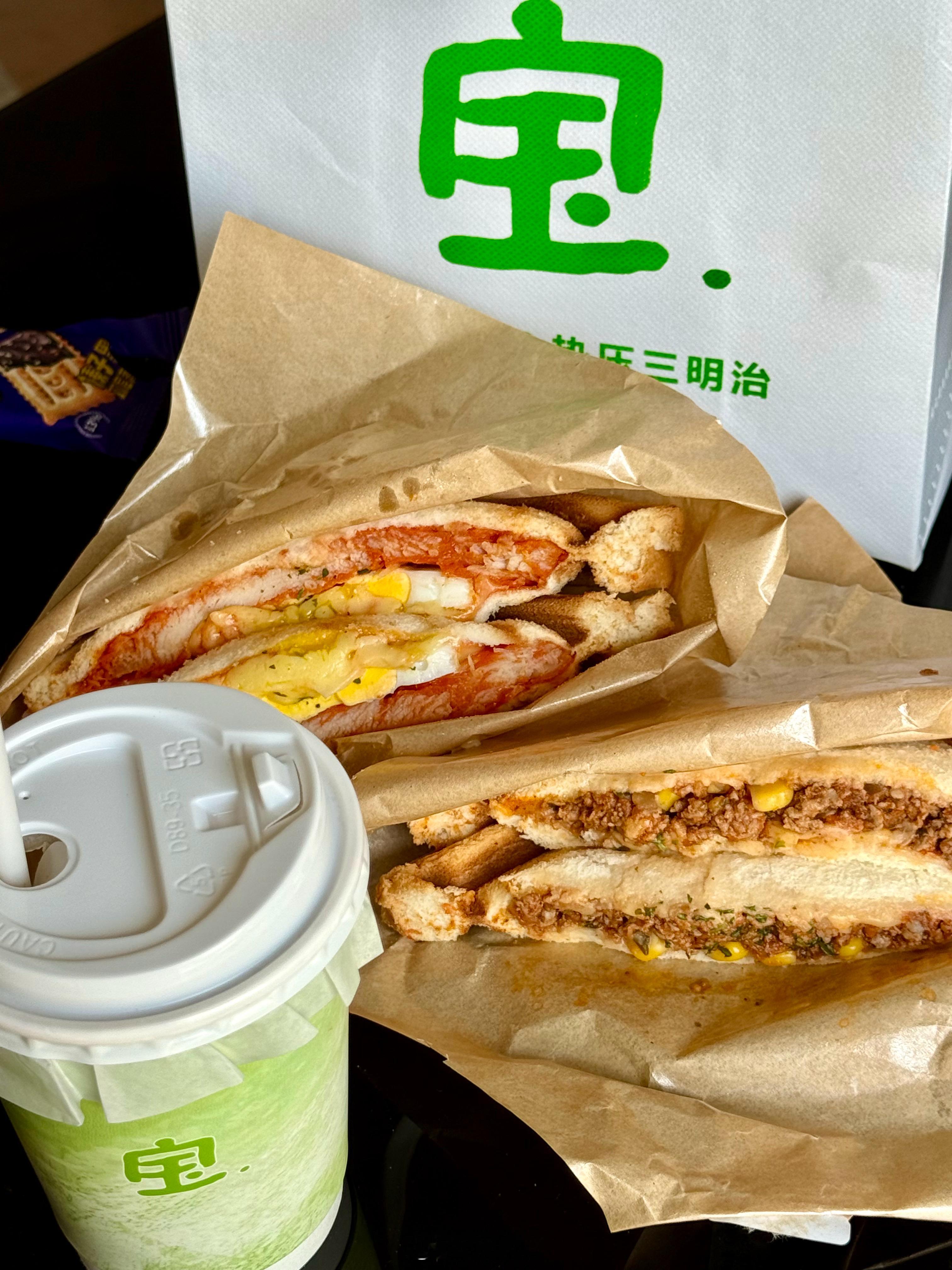 柠檬巴斯克拿铁闻起来好香！！！喝起来好苦 