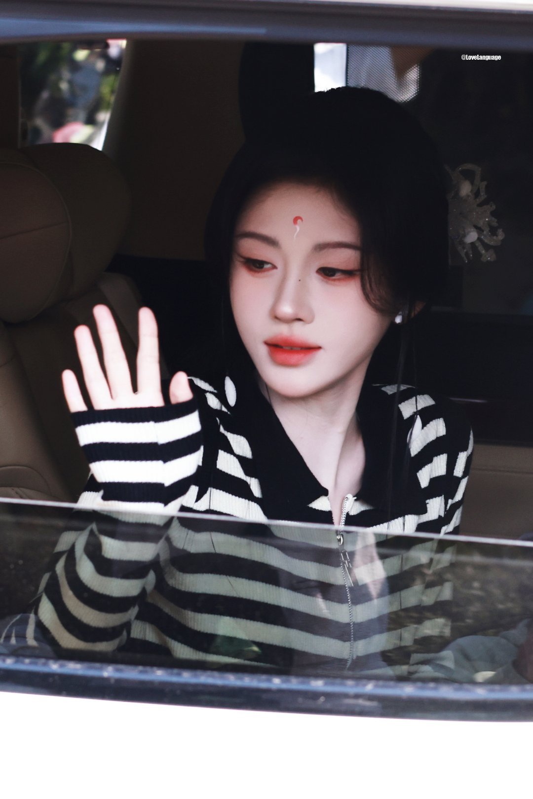 鞠婧祎 jjy鞠婧祎阿黛 "我执笔卷写你的青春，远方的光与月亮星辰作伴"