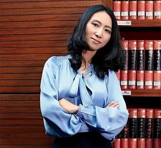她不是"邓文迪2.0"，她是另一种活法的证明

网上有个词叫"邓文迪式女性"。
