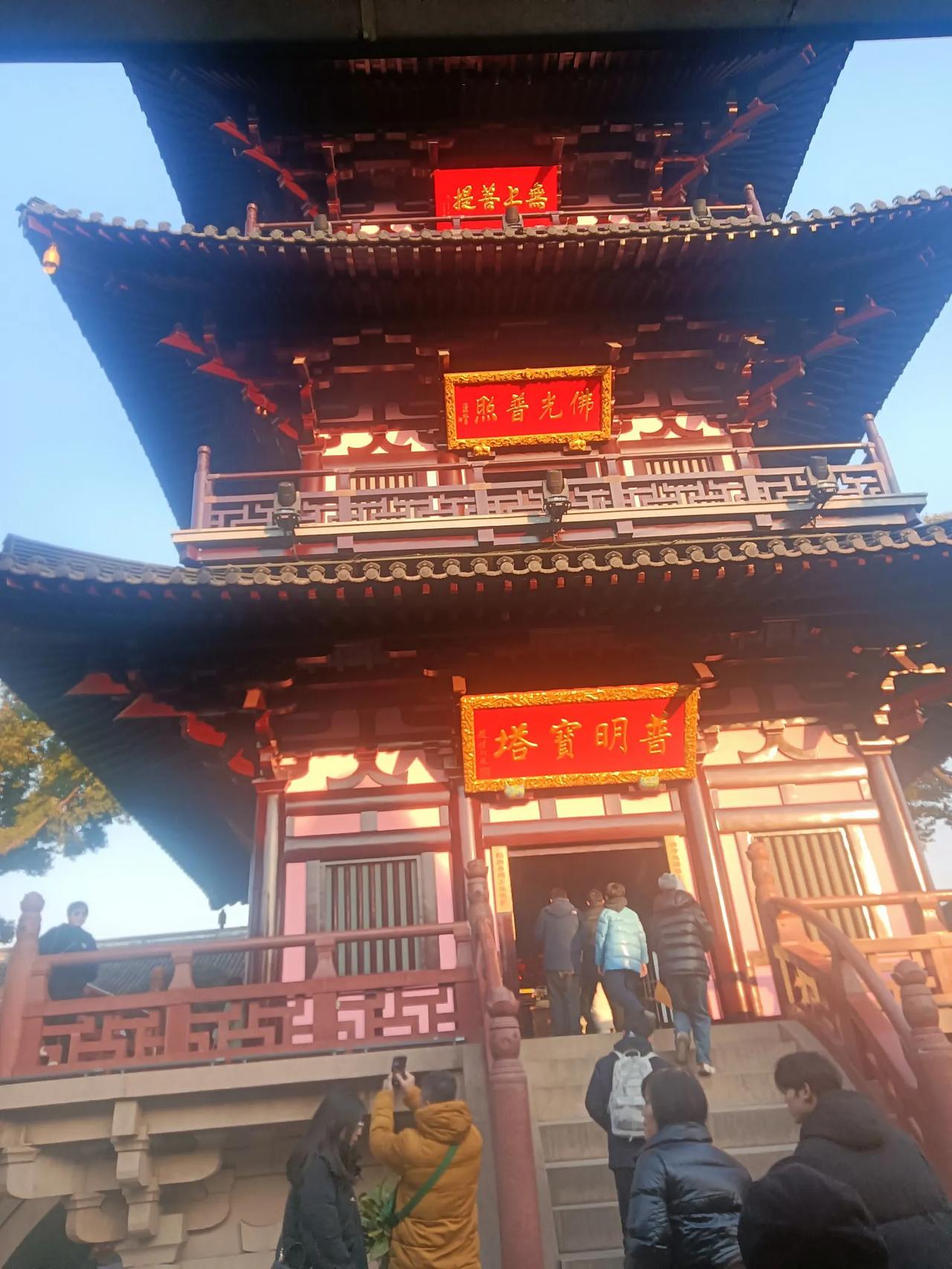 枫桥旁边的寒山寺，地处阊门外，现在，从上塘街一直往西（过了广济桥叫枫桥路），便可