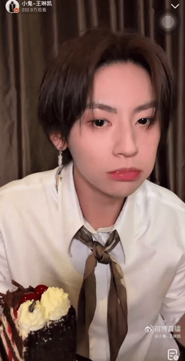 小鬼松松裤腰带开始进入状态小鬼吃到蛋糕的表情 哈哈哈哈哈小鬼吃蛋糕的表情好可爱啊