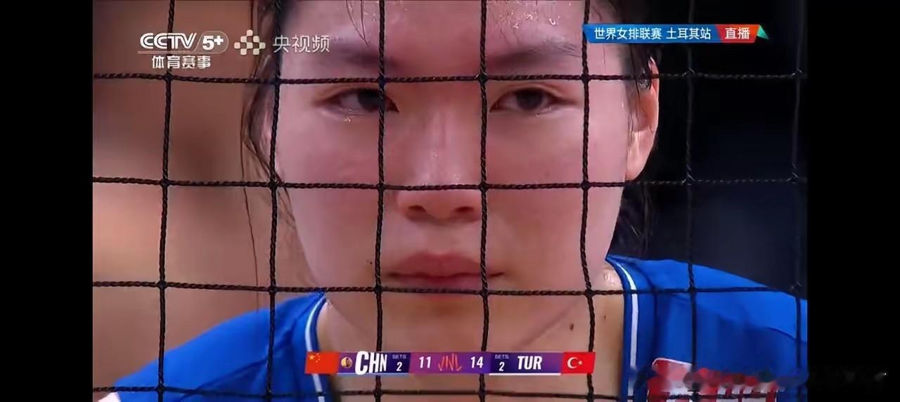 咱们女排17岁的二传张籽萱在赛场上哭了！当比赛进行到土耳其女排在决胜局14比10
