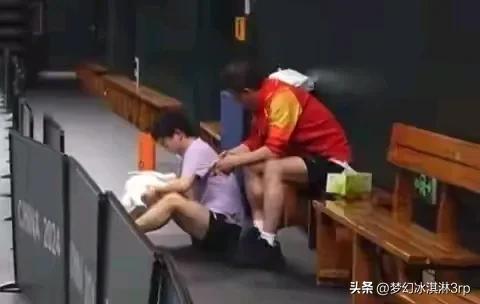 冠军背后都是汗水与泪水
在成都封训的模拟赛中
孙颖莎输给一位男选手落泪
封训紧绷