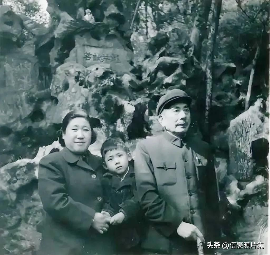 上世纪六十年代，时任武汉军区副司令员姚喆将军与夫人张秀英和孙子的合影。早在194