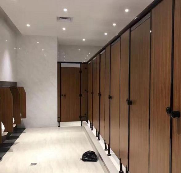 广东东莞，一男子与一失足女相约在一公厕内发生关系后，趁对方不备，一把将对方放在马