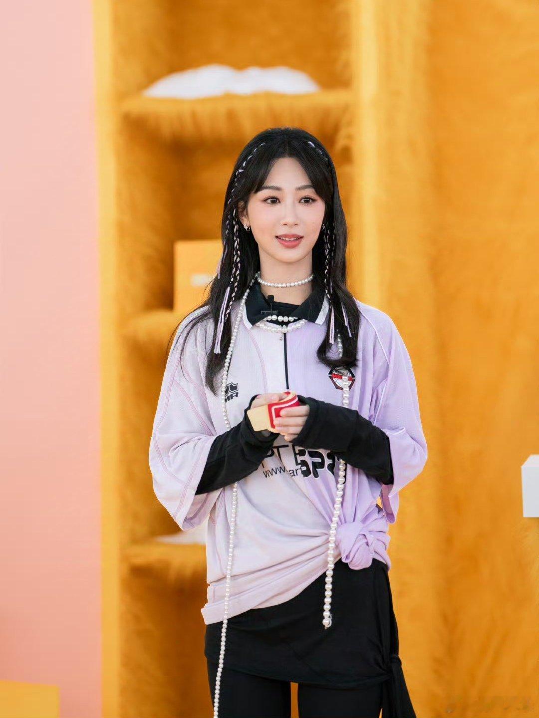 #杨紫直播身材状态#杨紫昨晚直播身材状态，随便一截都超美，这个状态还不好吗[哇]