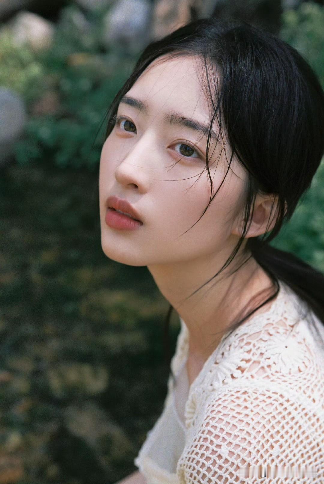 邓恩熙少女穿搭，户外山涧休闲穿搭美学，是清新纯美的模样。 ​​​纯真少女感穿搭 