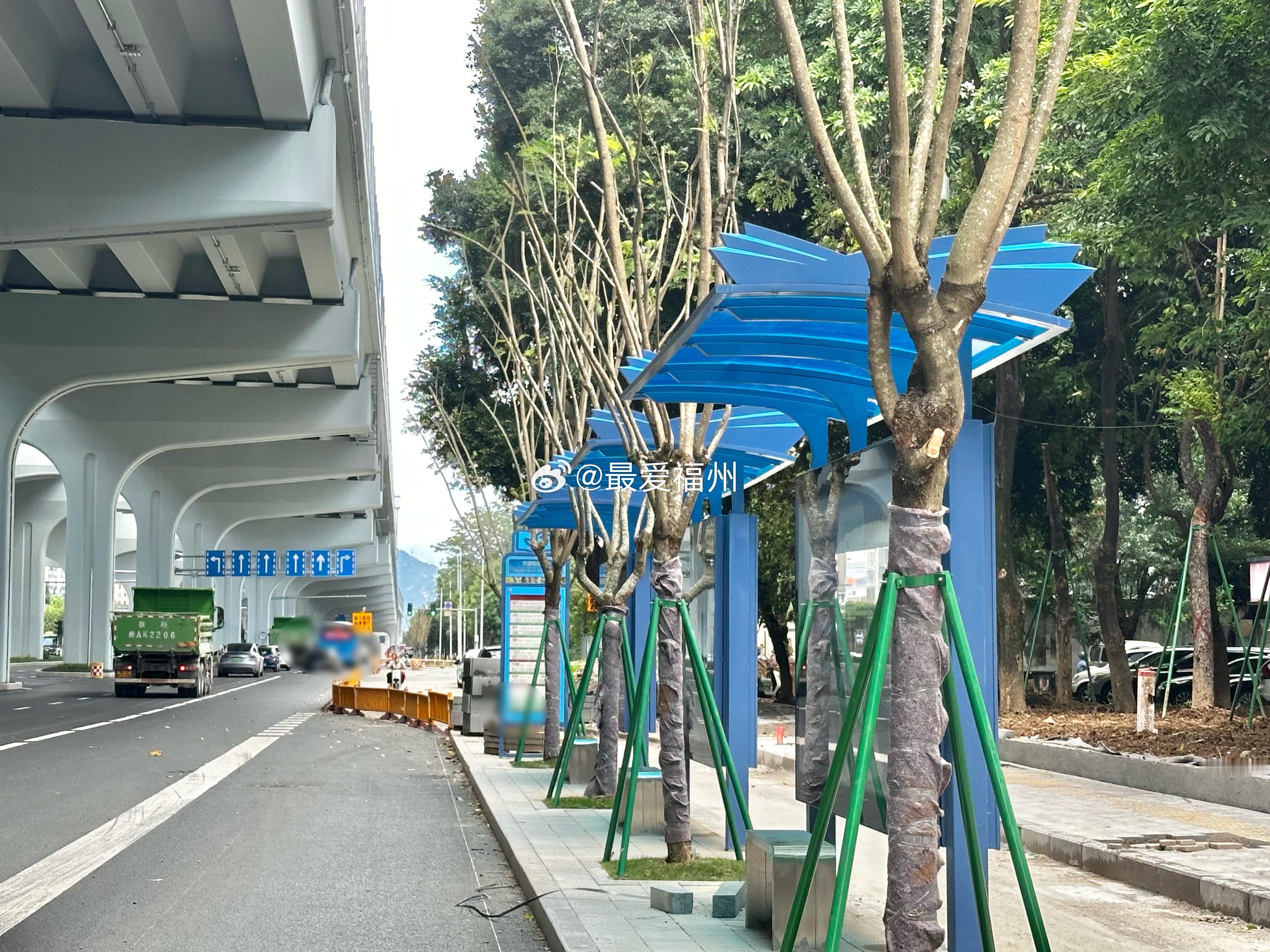 东西快速通道高架开通后 金山大道地面提升改造 比如新增了特色的主题公交车站，有一