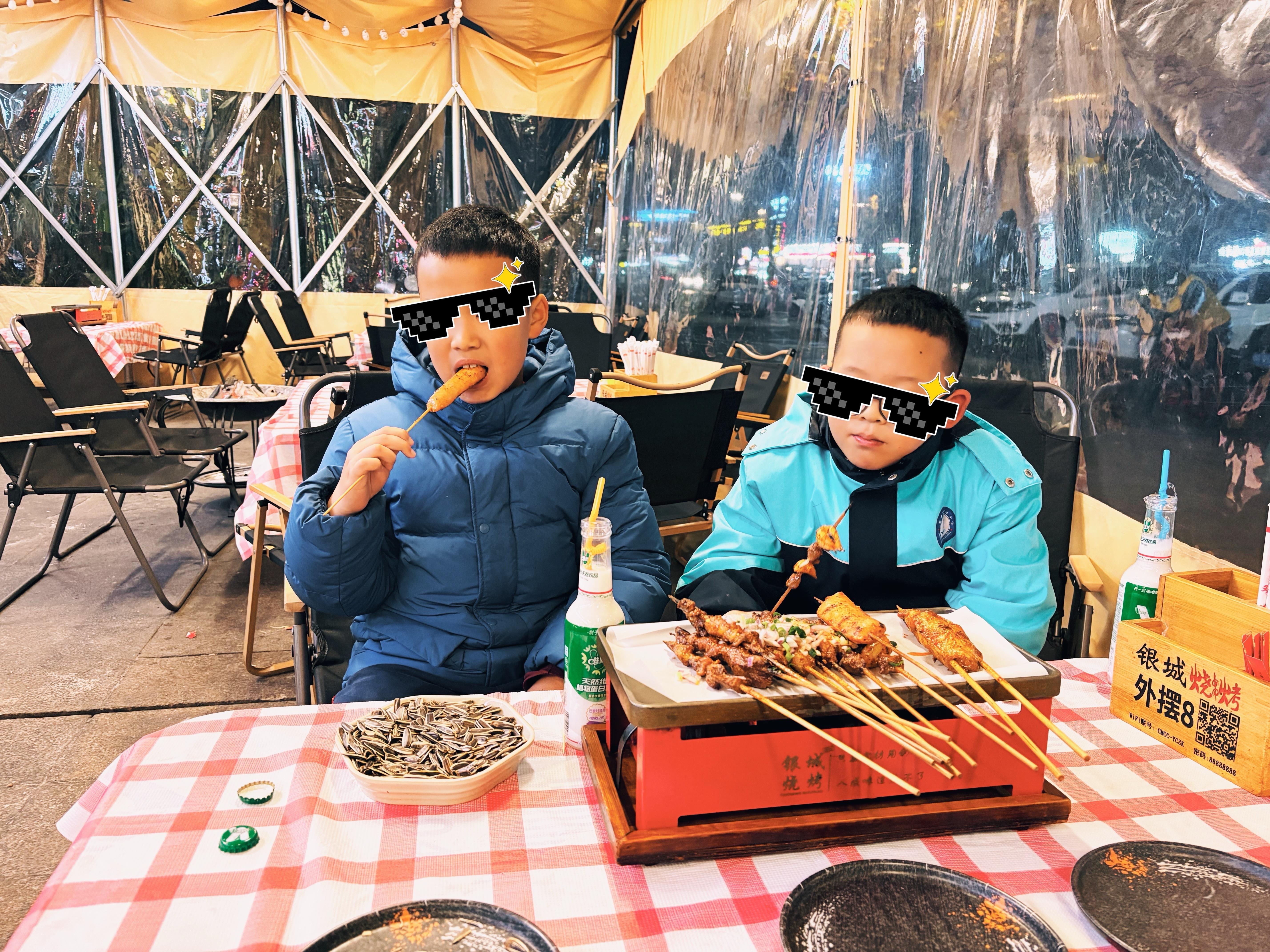 养娃是“刚歇口气，又要蓄力”的循环赛。今晚和好朋友打了乒乓球🏓又去撸串了（现在