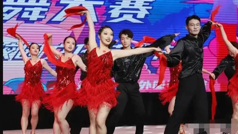 大学生搞活动“白嫖”了？山西省一大学搞活动，节目结束后，学生们集体把穿过的服装全