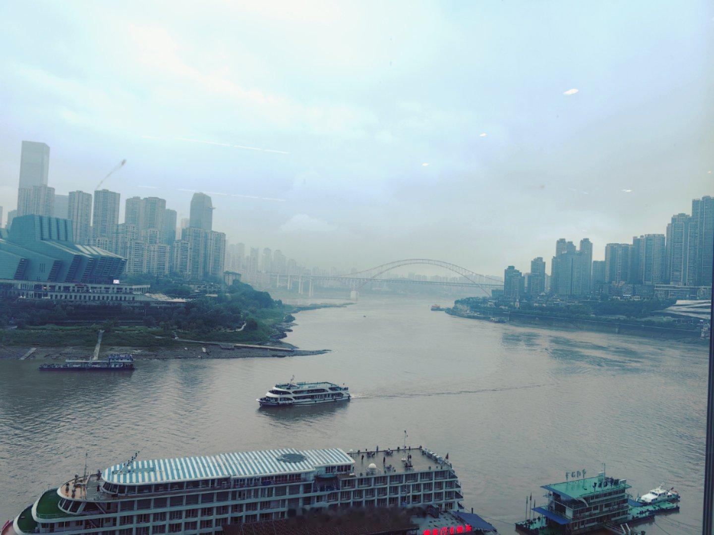 到了重庆的朝天门。对着江景，吃一点地道的川菜。 