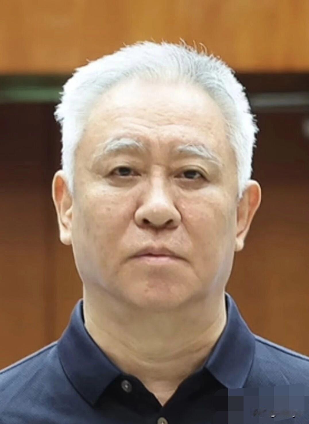 想他过去那高谈阔论，想他过去那豪言壮语，想他过去那香车美女，想他过去那花一掷千金