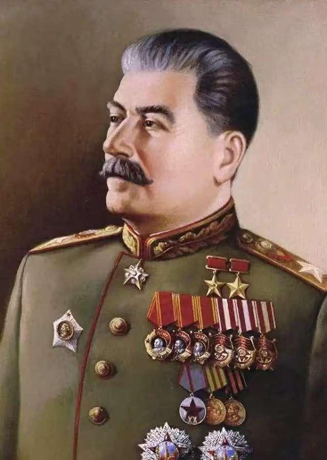 斯大林最后一夜有多惨？从水晶棺被扔进水泥坑，金扣子都被扒光
 
你敢信吗？这个曾