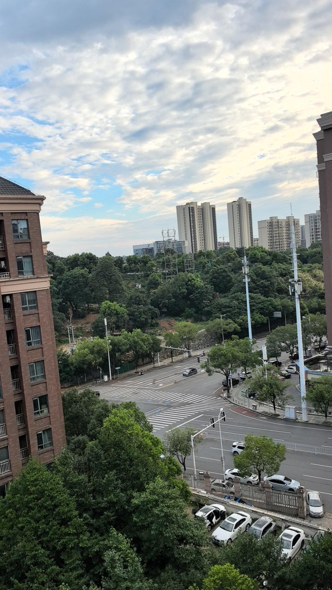 24年9月24号之前每当收盘，我就趴在栏杆上静默的看着远方看着天空，就在想这条路