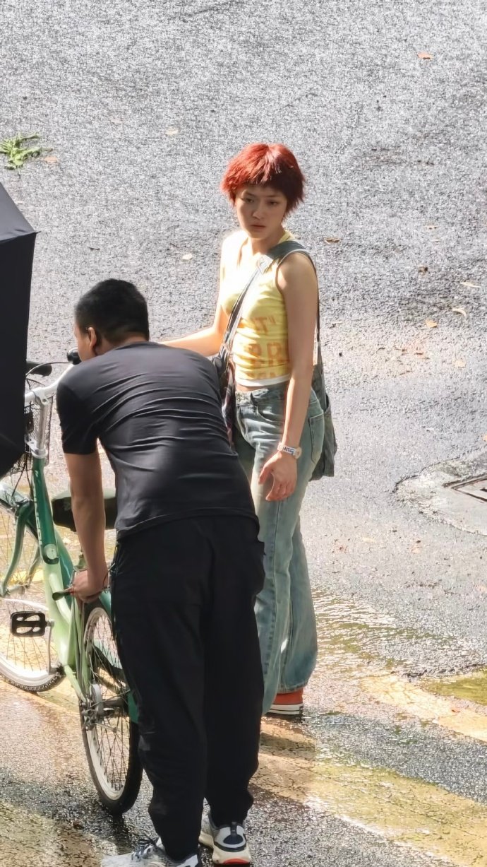 拍下了文淇明媚生命力的瞬间 有人用演技塑造角色，文淇用生命力塑造自己。这个奔跑的