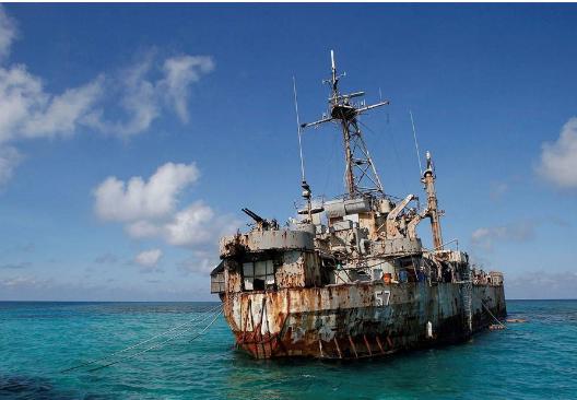 现在的菲律宾有些奇怪，前些日子跟中国为一艘破渔船争论不休，自从日本在台海搞事之后