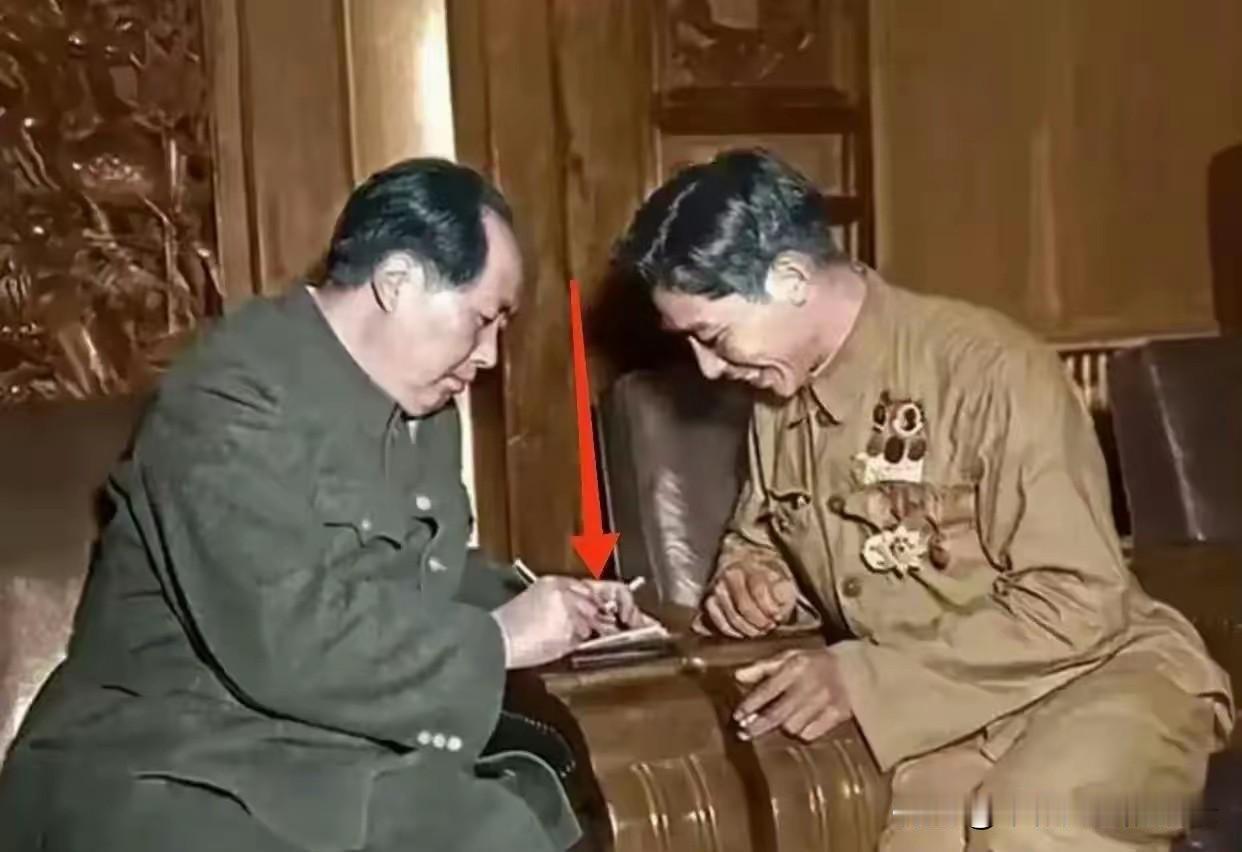 1951年政协一届三次会议休息厅，毛主席俯身为英雄孙伯启笔记本上签名。